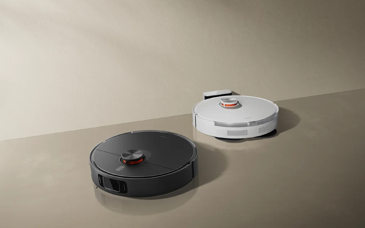 Robô aspirador Xiaomi Robot Vacuum S20+ ao lado da base de carregamento